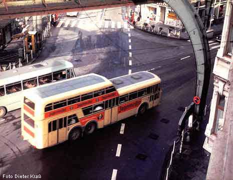 Schwebebahnersatzverkehr am Kaiserplatz in Vohwinkel 1968 (Foto Dieter Kraß)