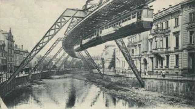 Schwebebahn an der Uferstraße in Barmen 1906